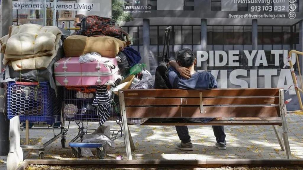 Un joven descansa en un banco.