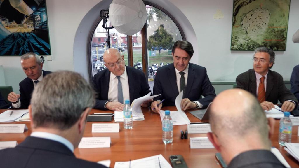 El alcalde de Valladolid, Jesús Julio Carnero, y el consejero de Fomento, Juan Carlos Suárez Quiñones, asisten a la reunión de la comisión de seguimiento, el Consejo de Administración y la Junta General de la Sociedad Valladolid Alta Velocidad