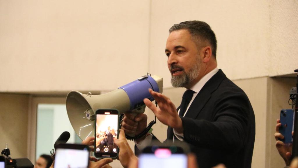 Abascal, con un megáfono, antes del mitin en Zaragoza