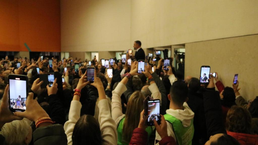 Abascal, entre una multitud, antes del mitin en Zaragoza