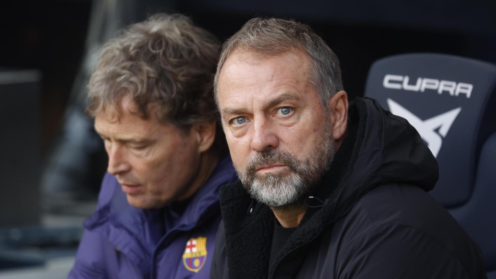 Hansi Flick, en el banquillo del Camp Nou.