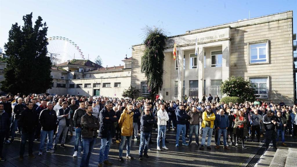 Trabajadores del naval de Vigo, concentrados ante la sede del Puerto tras el fallecimiento de un trabajador en el astillero Cardama, en noviembre de 2022