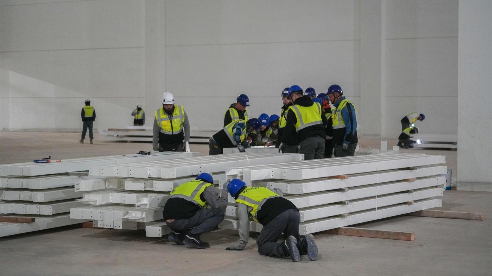 Varios operarios en la gigafactoría de PowerCo. Jorge Gil / EP