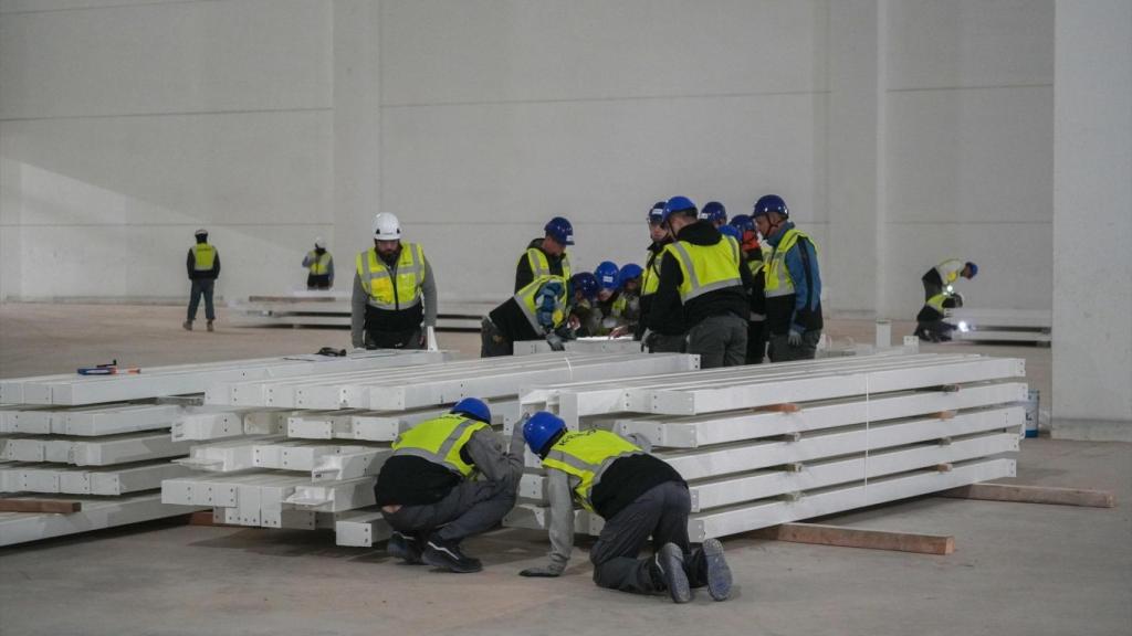 Varios operarios en la gigafactoría de PowerCo. Jorge Gil / EP