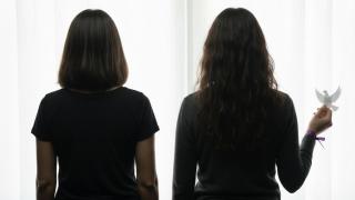 Dos mujeres de espaldas.