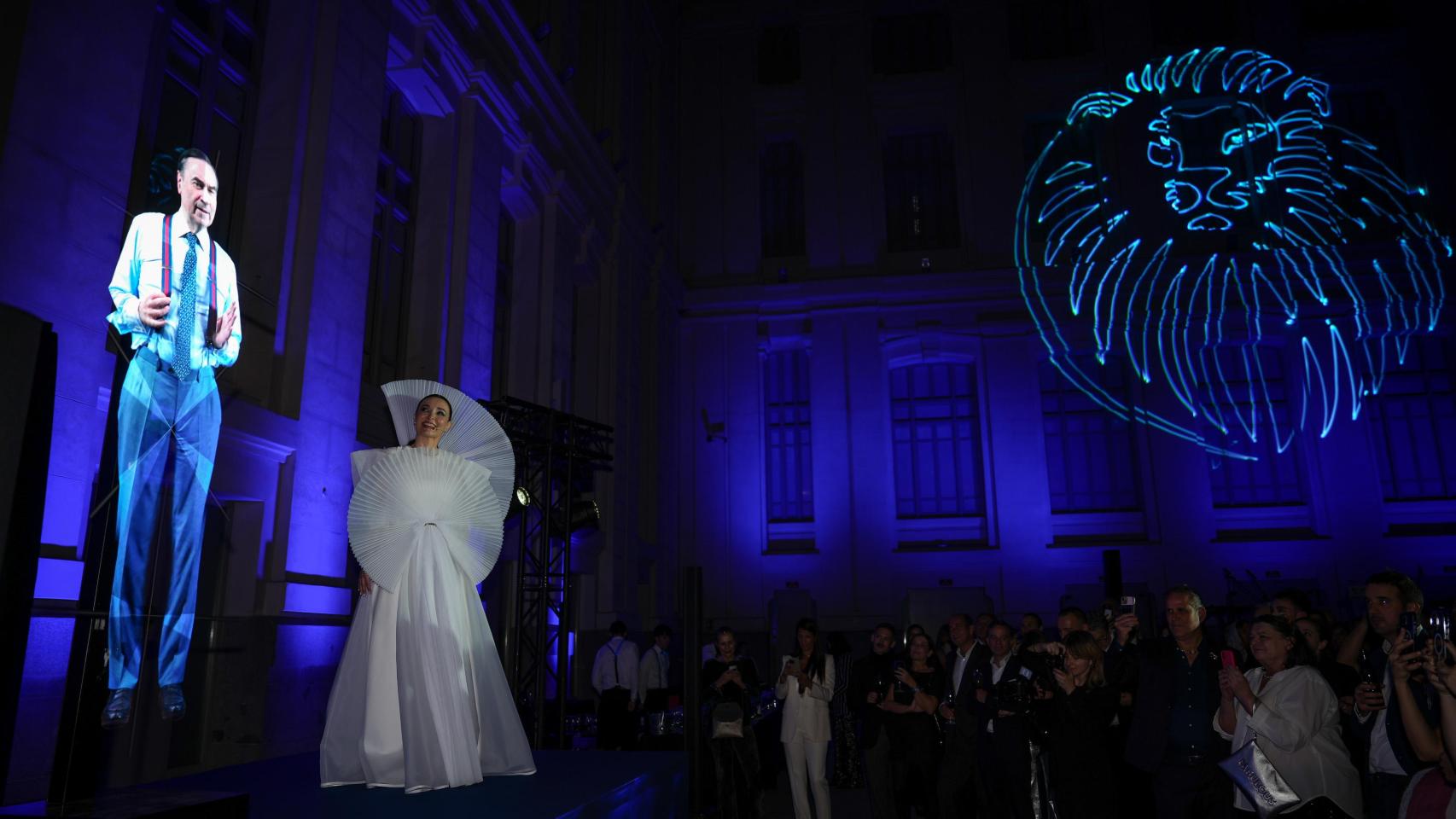 Un holograma de Pedro J. Ramírez, presidente y director de EL ESPAÑOL junto a Cruz Sánchez de Lara, vicepresidenta ejecutiva de EL ESPAÑOL