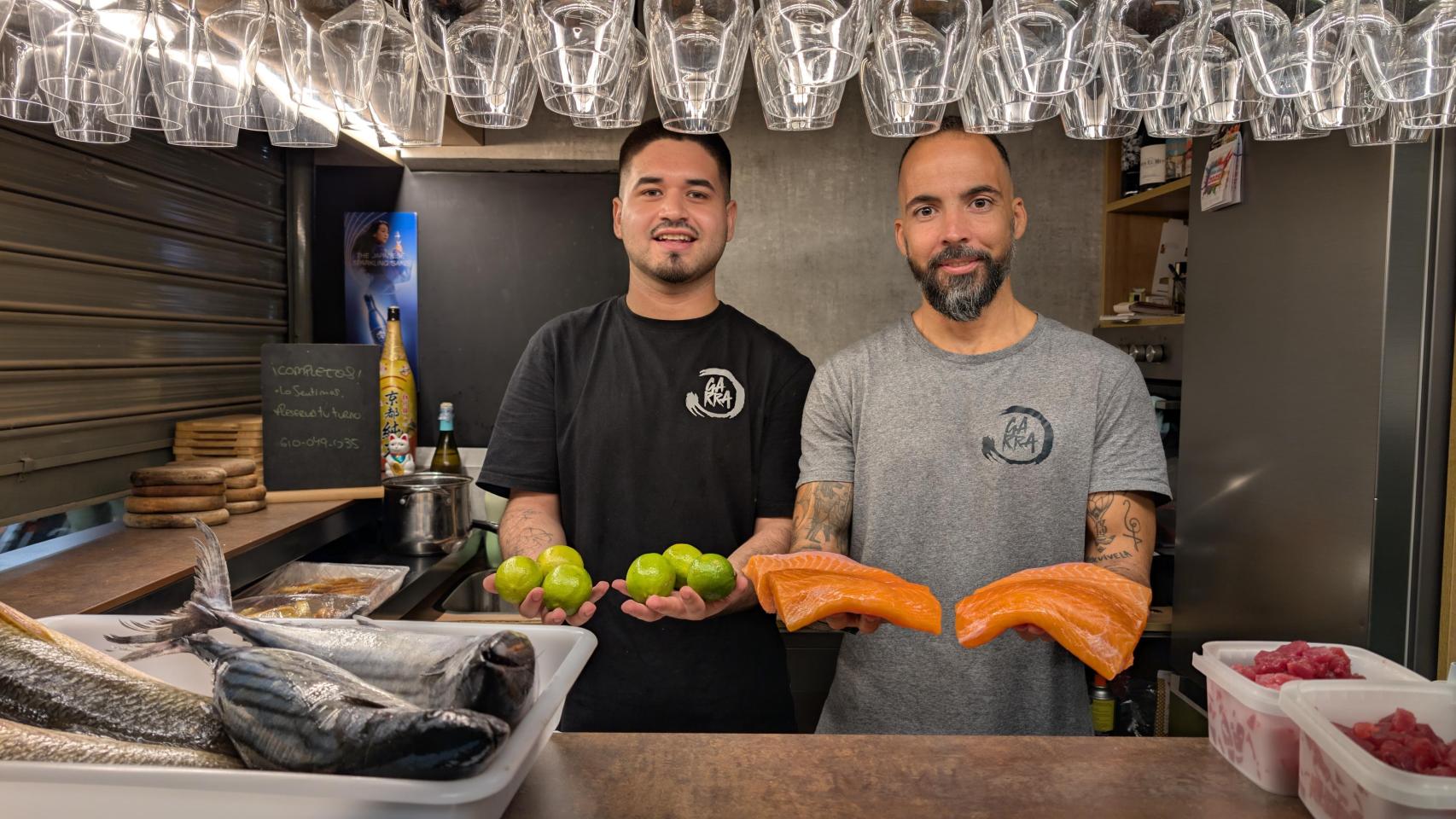 Agustín Carmona y David Gallego, en su local Garra de Alicante.