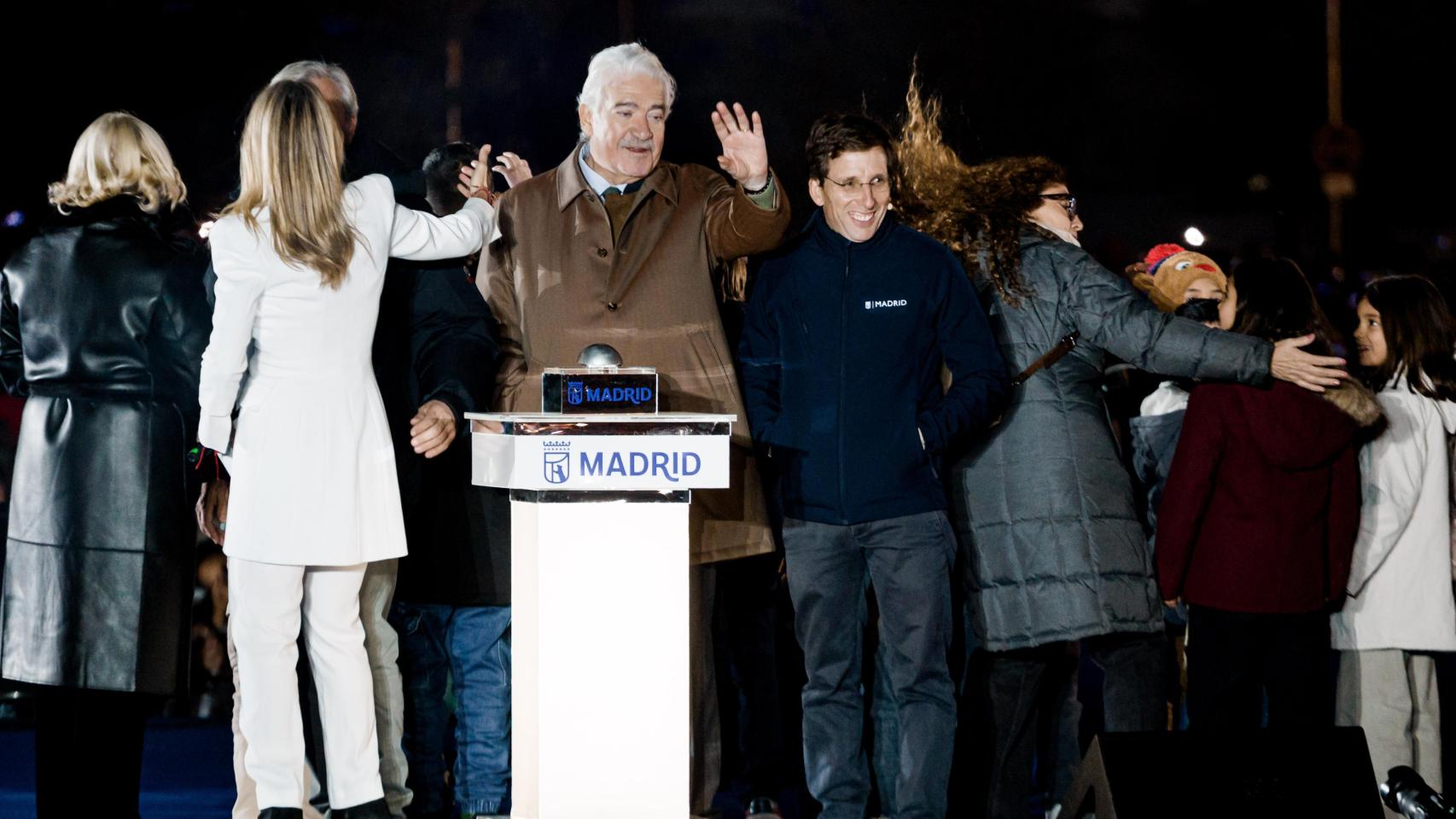 Imagen del nuevo logotipo durante el encendido de las luces de Navidad este sábado en Madrid al que asistieron Almeida y Carlos Sainz.