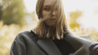 Mujer con roba de abrigo.