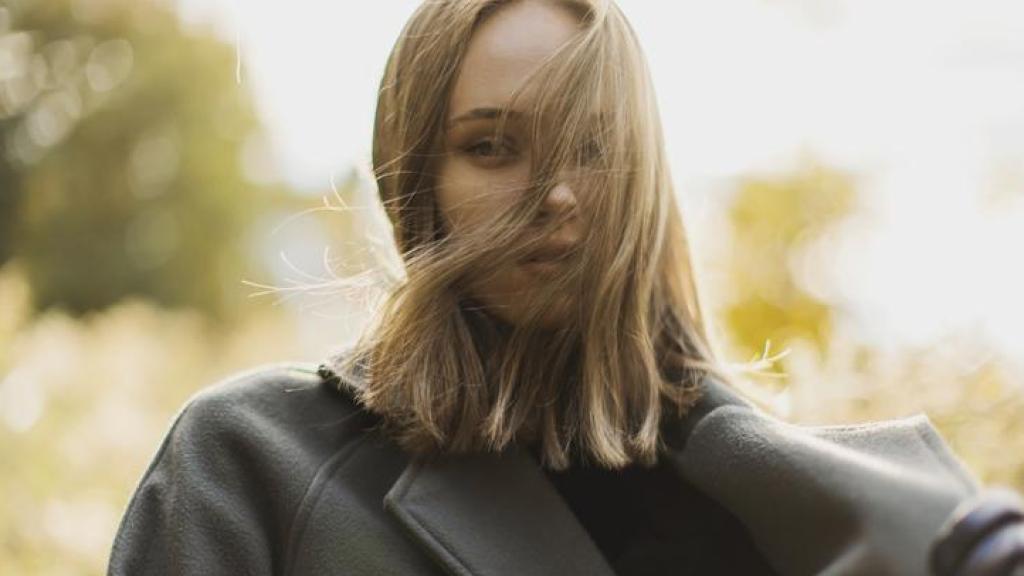 Mujer con roba de abrigo.