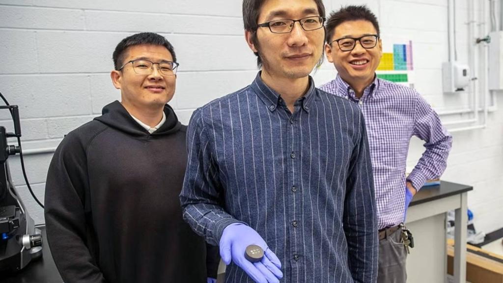 Investigadores de la Universidad de Toronto con el nuevo material.