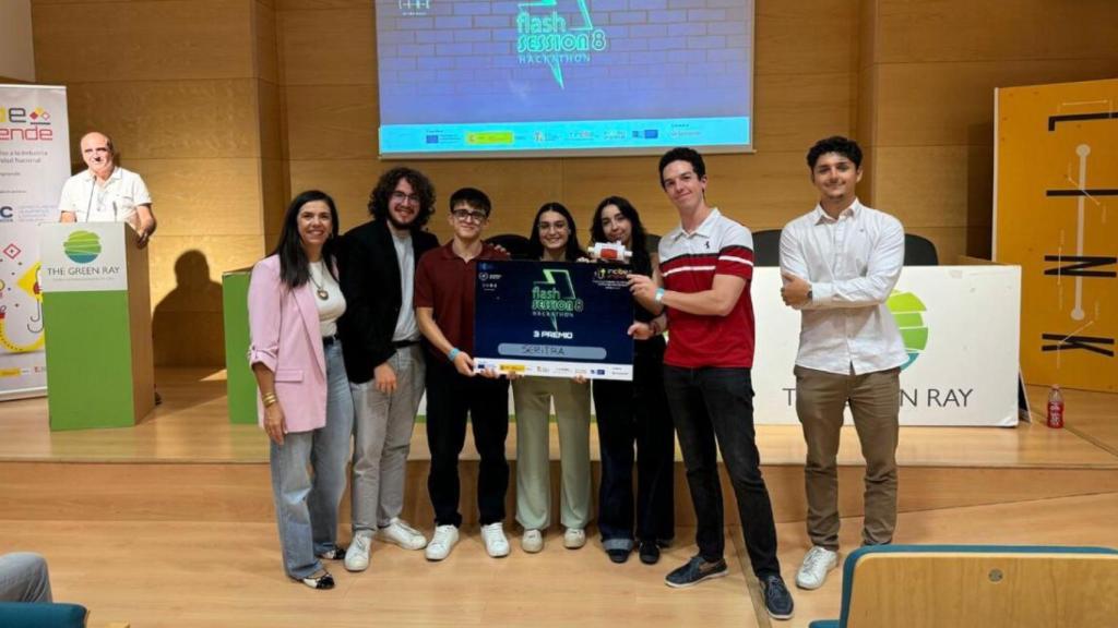 El equipo de Seritra recibiendo el premio en el Flash Session Hackaton