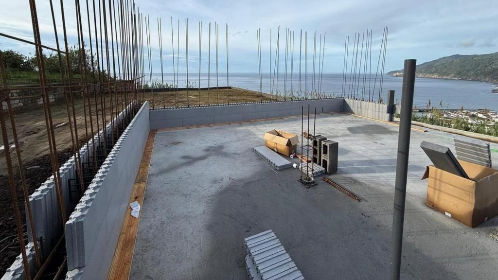 Una obra de una casa con HomeBlock.