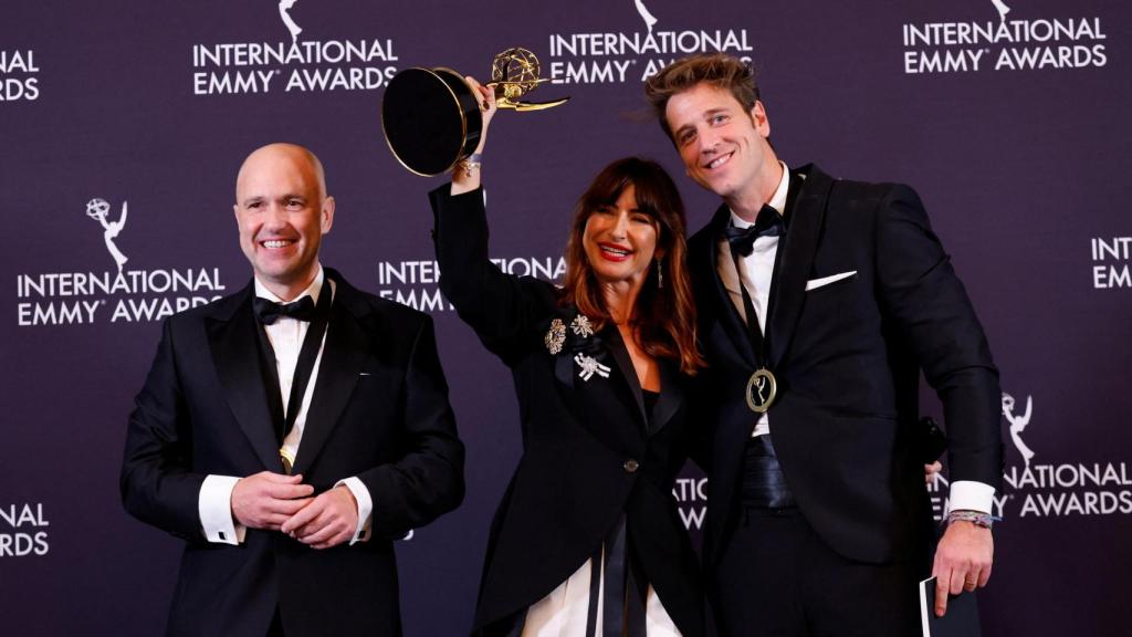 Joanna Pardos, en el centro, tras recibir su Emmy Internacional.