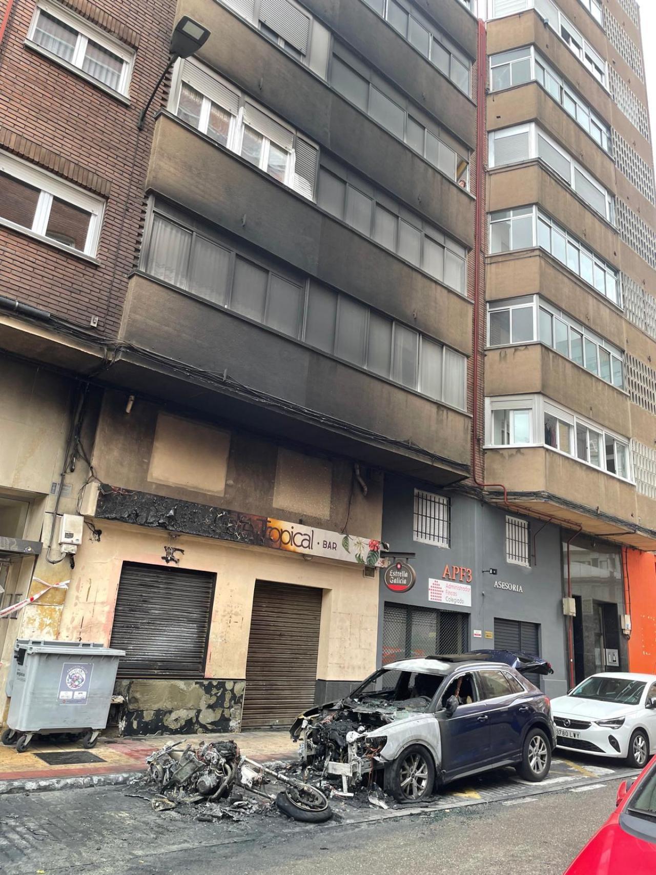 Las llamas llegaron a afectar la fachada de un bar y de un bloque de pisos.