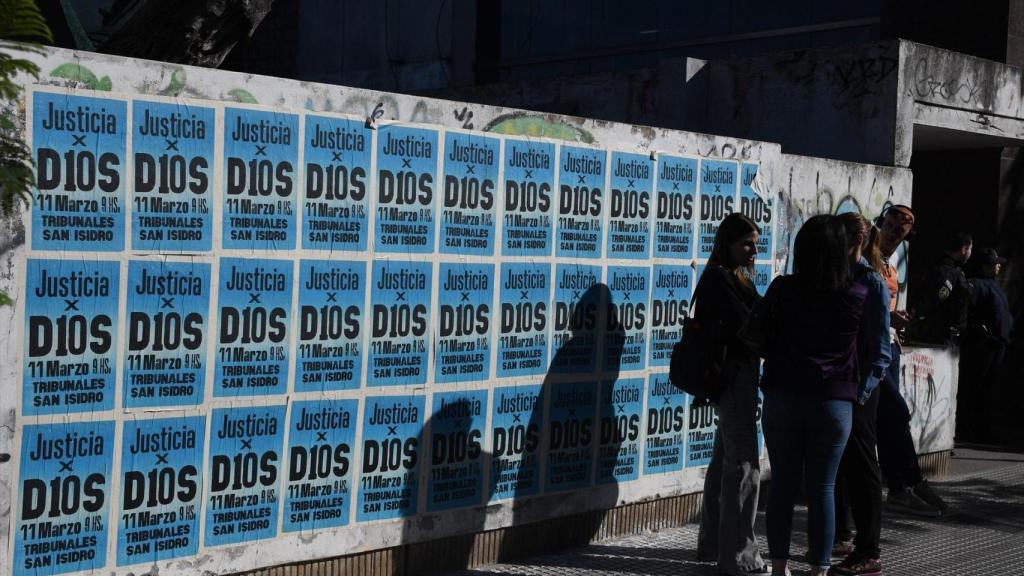 Carteles de protesta durante el juicio por la muerte de Maradona