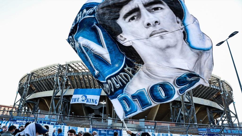 Un aficionado ondea una bandera con el rostro de Maradona en el exterior del estadio del Nápoles