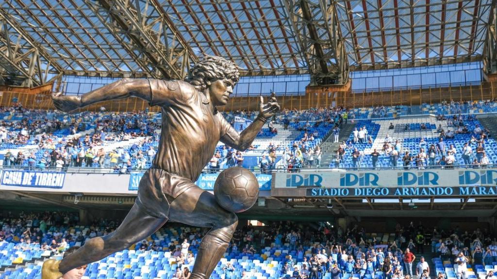Estatua de Diego Armando Maradona en el estadio del Nápoles