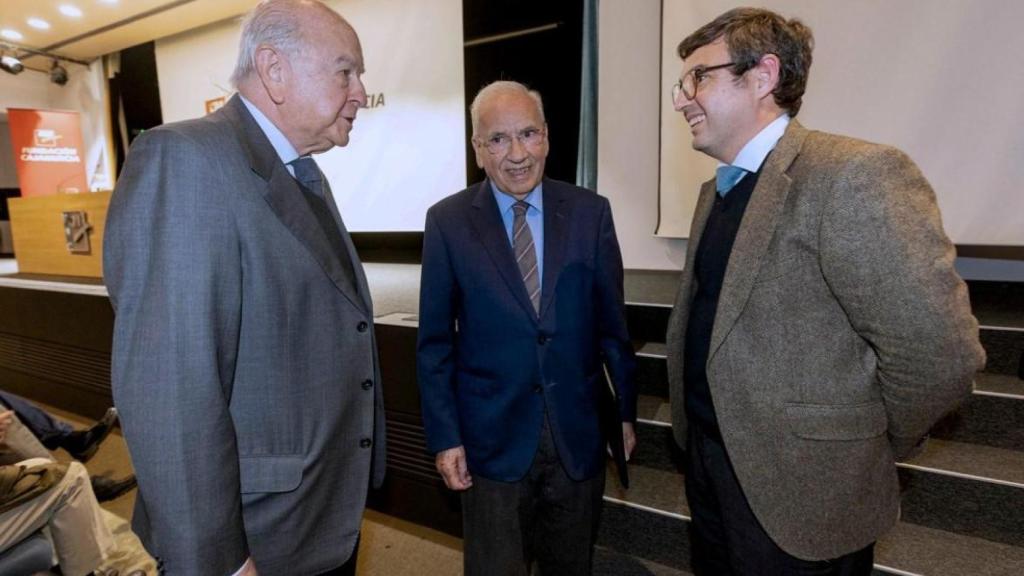 El expresidente del Gobierno, Alfonso Guerra, este lunes por la noche, acompañado del catedrático de Derecho Constitucional de la Universidad de Murcia German Teruel y el presidente de la Fundación Cajamurcia Carlos Egea Krauel.