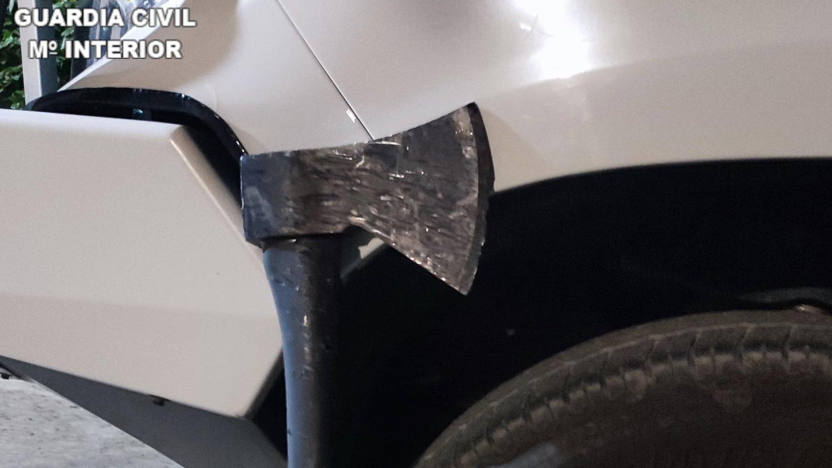 Imagen del hacha con el que el detenido atacó a los agentes.