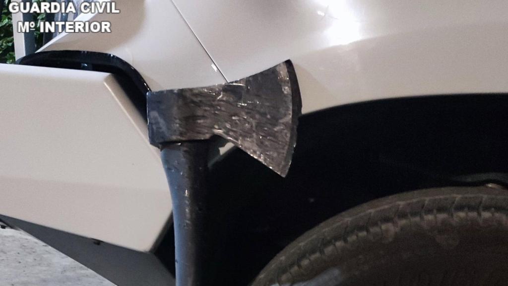Imagen del hacha con el que el detenido atacó a los agentes.