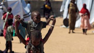 Dos niños sudaneses en el campo de refugiados de Tine,