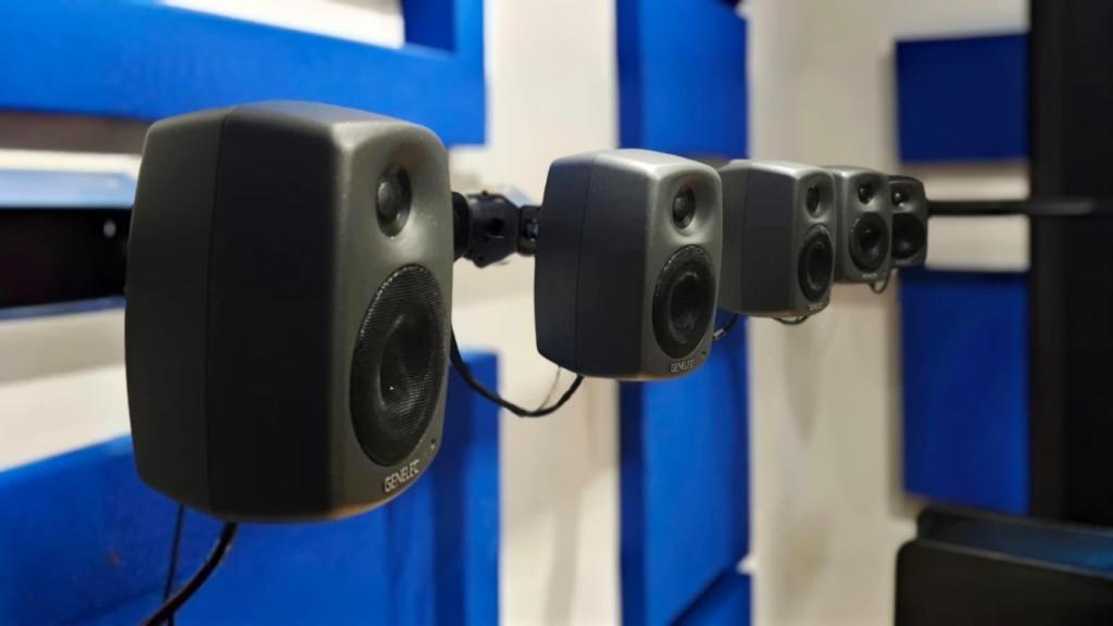 Algunos de los altavoces de uno de los laboratorios de Dolby en Barcelona.