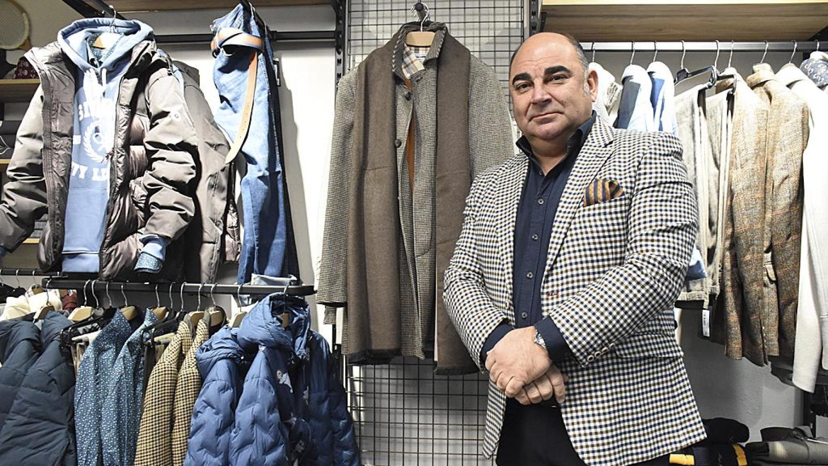 Roberto del Valle en la nueva tienda de Azzurro, atiende a EL ESPAÑOL de Csas