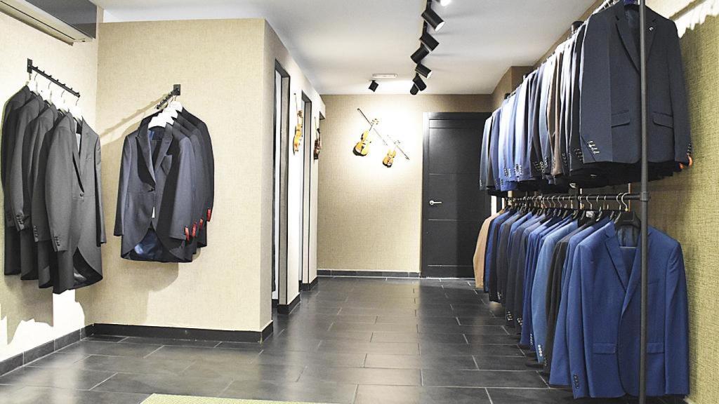 Trajes en la nueva tienda de Azzurro en Valladolid