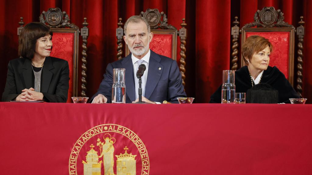 El rey Felipe VI, acompañado por la ministra de Universidades, Diana Morant, y la rectora de la Universitat de València, Mavi Mestre, en el acto de apertura del curso académico 2025/2026. Efe / Ana Escobar