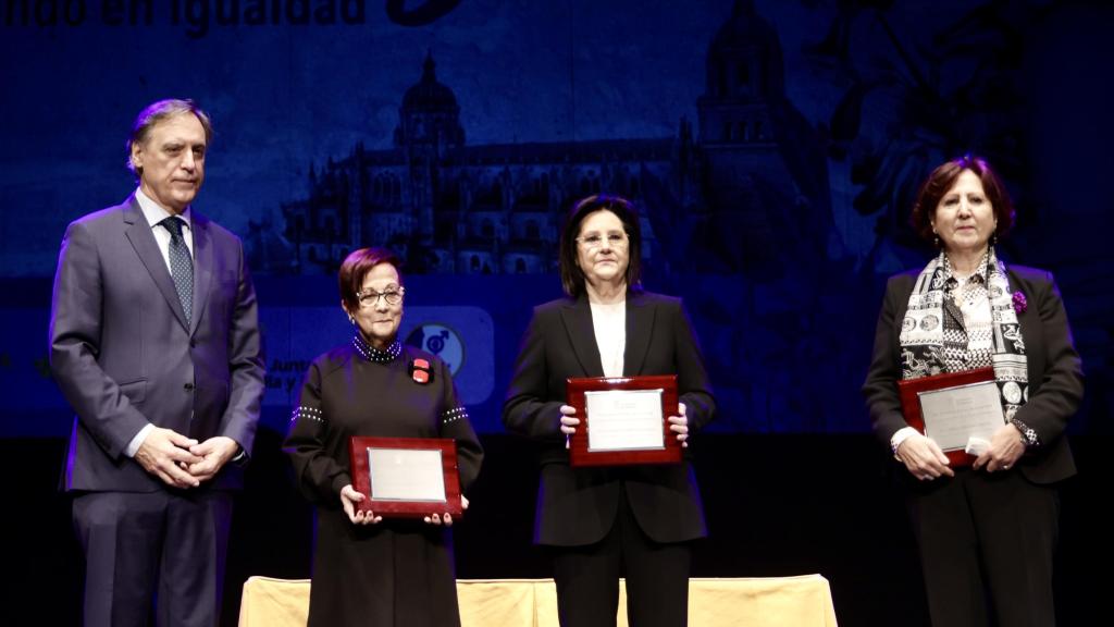 El alcalde de Salamanca, Carlos García Carbayo, y miembros de la Corporación Municipal salmantina asisten al acto de reconocimiento a Ascensión Iglesias, María Patrocinio Rodríguez y Teresa Peramato con motivo del Día Internacional de la Mujer, el pasado 7 de marzo