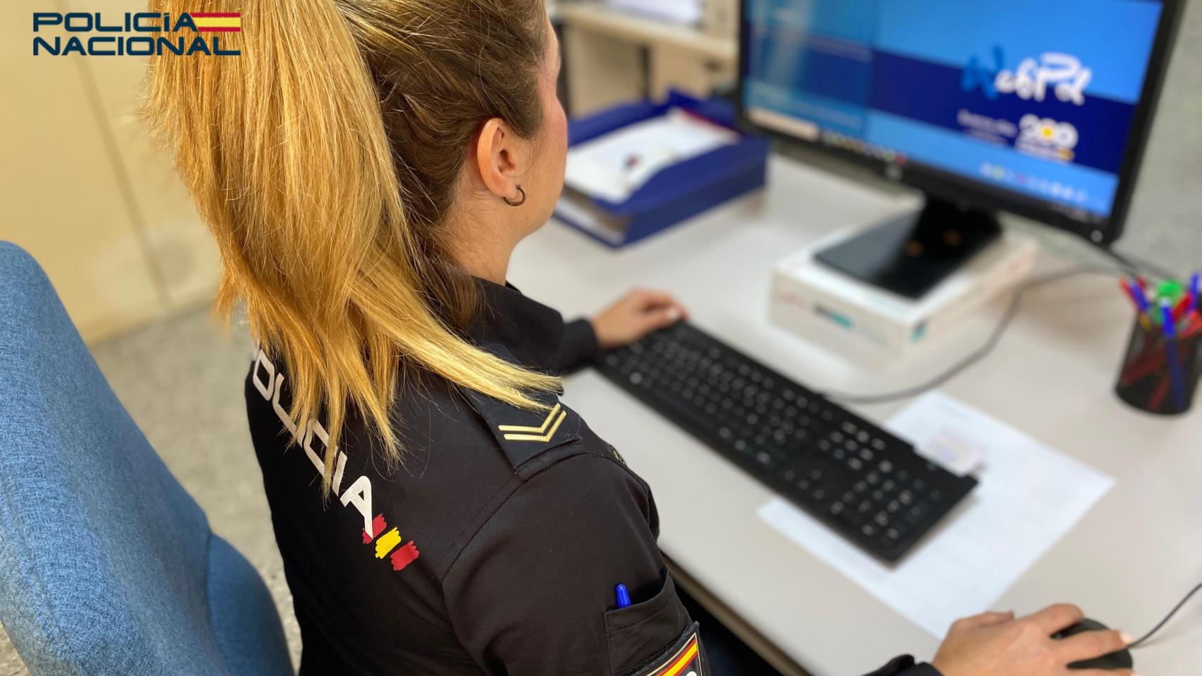 Imagen de una agente de la Policía Nacional.