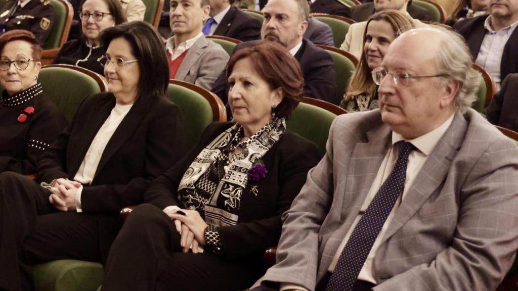 Ascensión Iglesias, María Patrocinio Rodríguez, Teresa Peramato y el presidente del Consejo Económico y Social de Castilla y León (CESCyL), Enrique Cabero, durante el reconocimiento a la nueva fiscal general en el Ayuntamiento de Salamanca, el pasado 7 de marzo