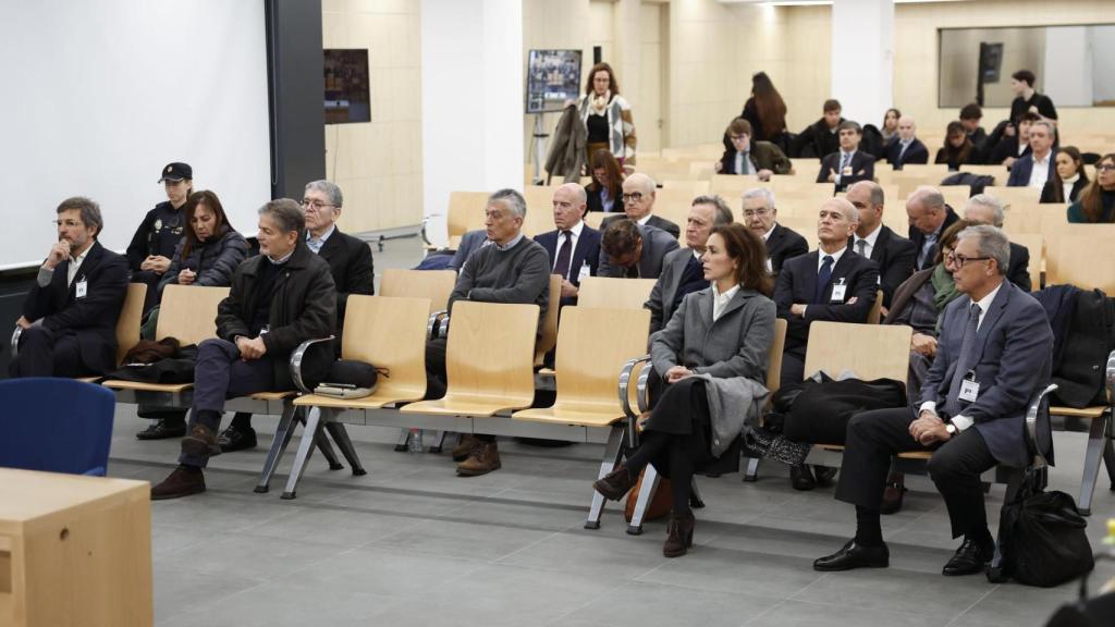 Los hijos de Jordi Pujol, Oriol (4i), Mireia (c-d), Jordi (d) y Pere (3d) en el banquillo de los acusados este lunes en la Audiencia Nacional en San Fernando de Henares.