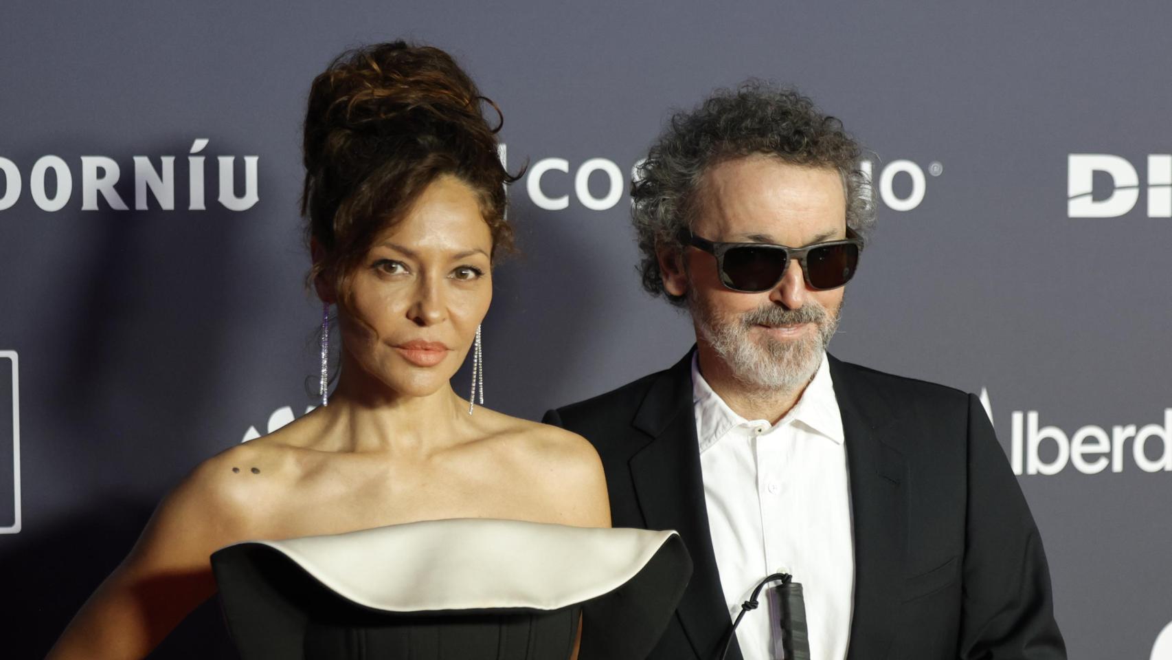 Patricia Pérez y su marido, Luis Canut, en el photocall de la fiesta por el X aniversario de El Español.