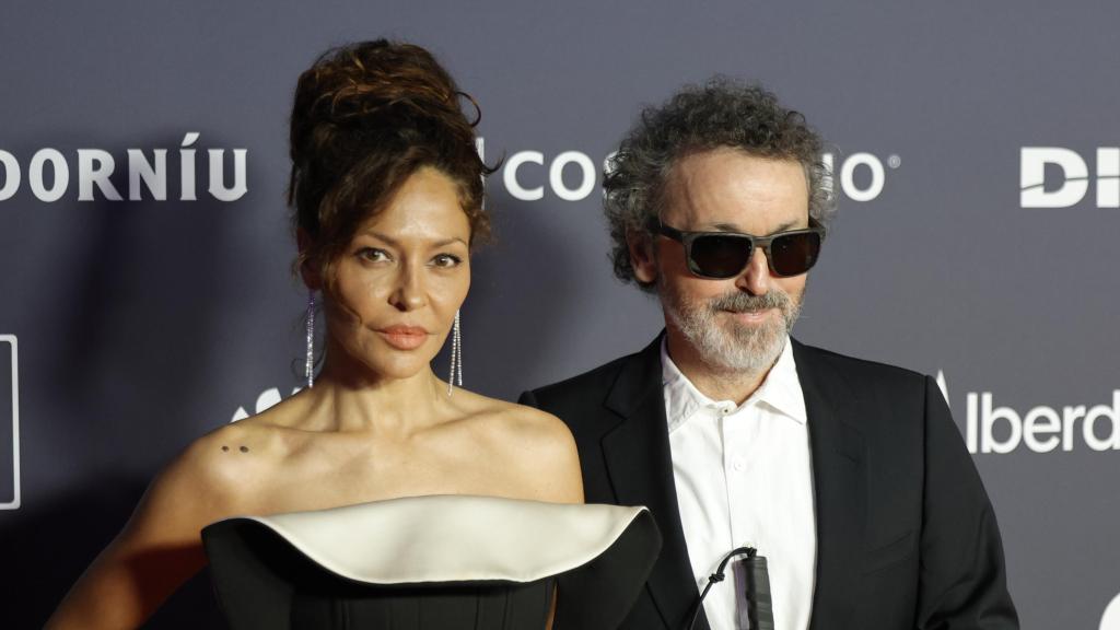 Patricia Pérez y su marido, Luis Canut, en el photocall de la fiesta por el X aniversario de El Español.