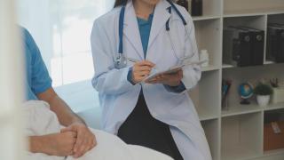 Imagen de archivo de una médica en consulta