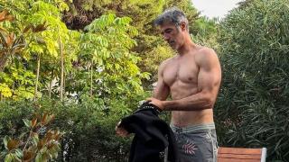 Jorge Fernández antes de una sesión de surf.