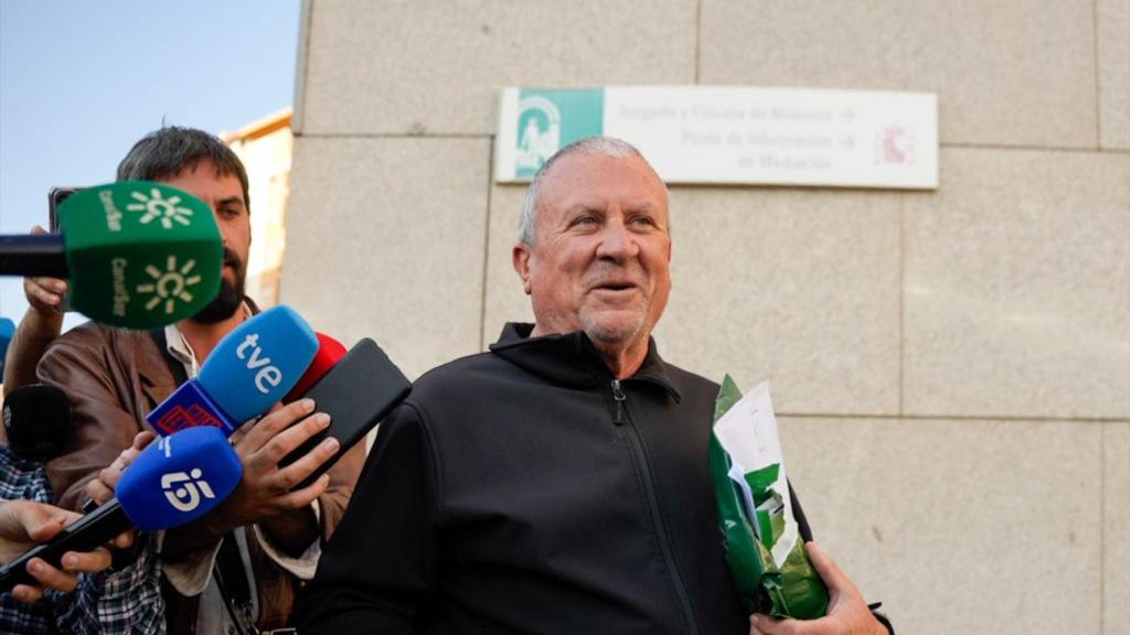 Rodrigo Sánchez, ya el ealcalde de Fines, al salir libre tras ser detenido.