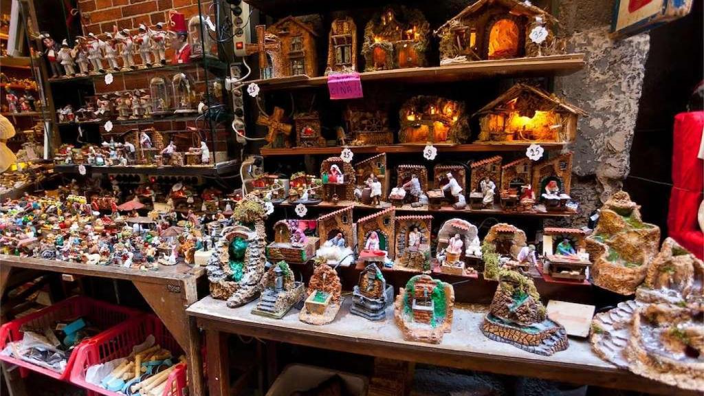 El emblemático Mercado de Navidad de Santiago de Compostela ha vuelto a instalarse para el público