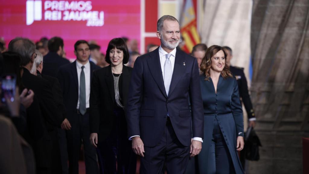 El rey Felipe VI acompañado por la ministra de Ciencia, Diana Morant, y la alcaldesa de Valencia, María José Catalá, a la finalización de la ceremonia de la 37ª edición de los Premios Rei Jaume I. Efe / Biel Aliño