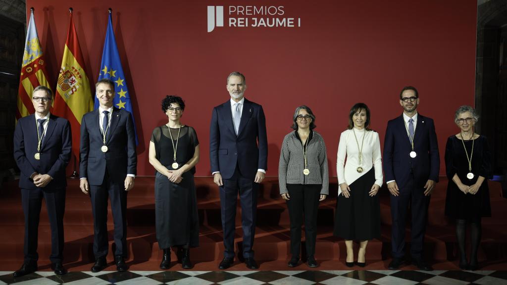 Los galardonados con los Premios Rei Jaume I 2025 posan con el rey Felipe VI en la ceremonia de la 37ª edición de los Premios Rei Jaume I. Efe /Biel Aliño