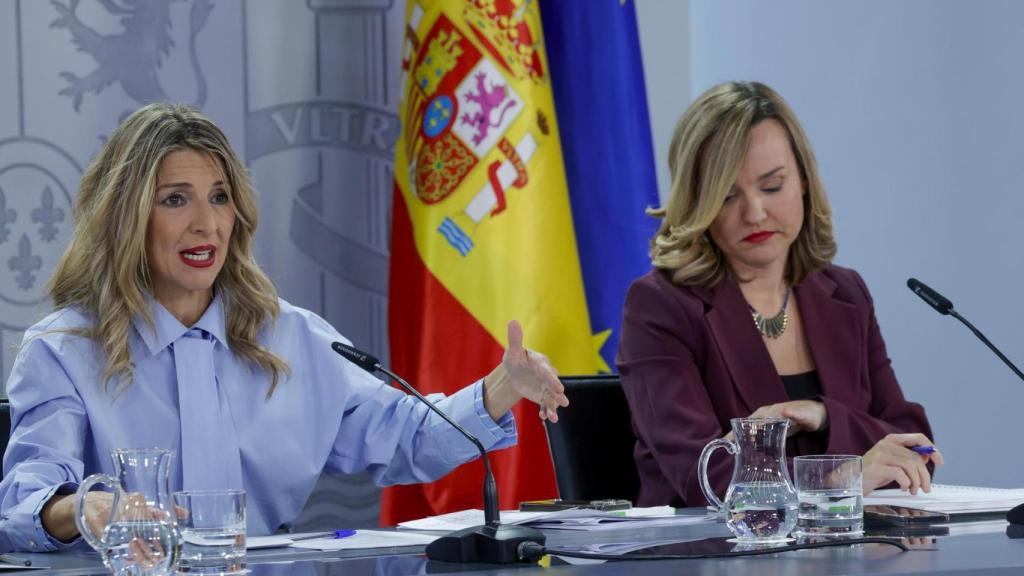 Las ministras de Trabajo, Yolanda Díaz, y de Educación, Formación Profesional y Deportes y portavoz del Gobierno, Pilar Alegría, durante la rueda de prensa posterior al Consejo de Ministros.