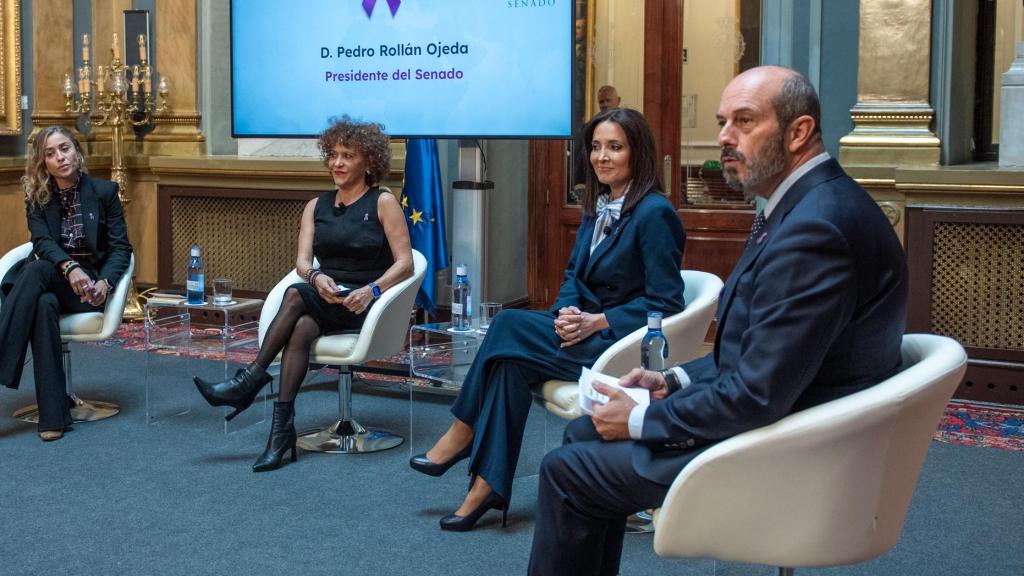 De izquierda a derecha, Catalina Perazzo, directora de incidencia social y política de Save the Children España, la comandante María José Garrido Antón, jefa de área en la Secretaría de Estado de Seguridad del Ministerio del Interior; la magistrada especializada en violencia de género María Auxiliadora Díaz; Cruz Sánchez de Lara, vicepresidenta ejecutiva de EL ESPAÑOL y editora de Magas, ENCLAVE ODS, Cocinillas y Mascotario; y Pedro Rollán, presidente del Senado.