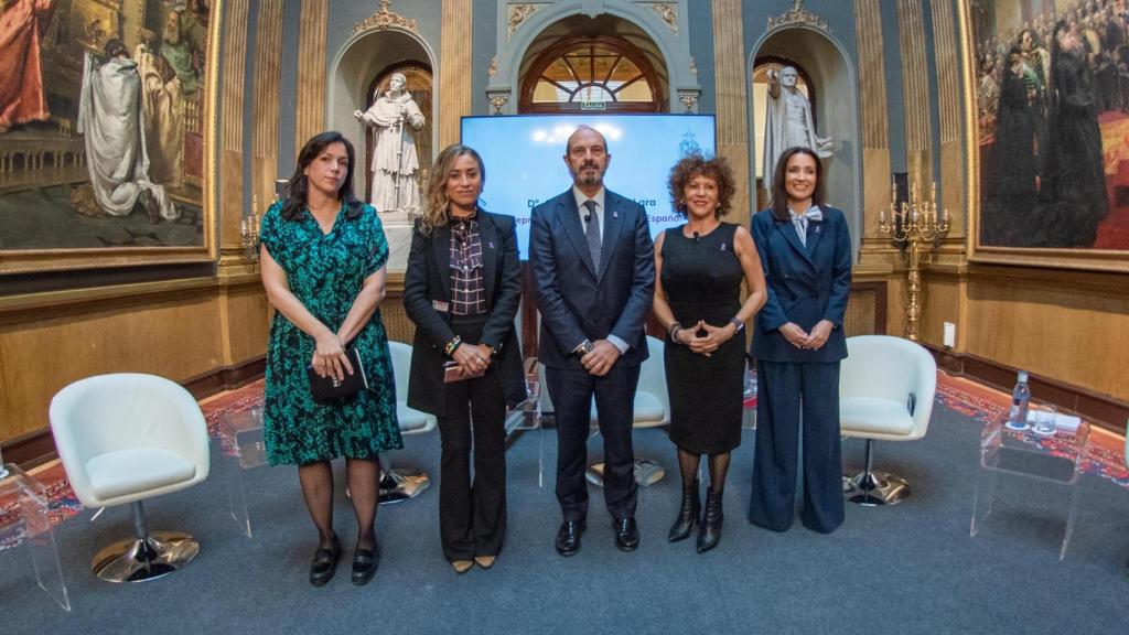 Foto de familia tomada durante el acto.