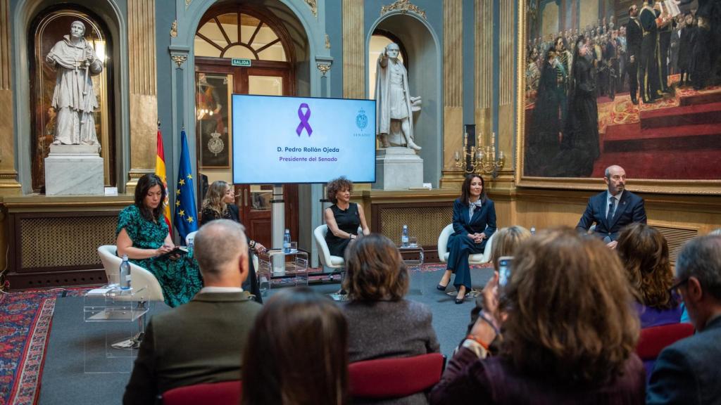 El coloquio tuvo lugar en el marco del Día Internacional de la Eliminación de la Violencia contra la Mujer.