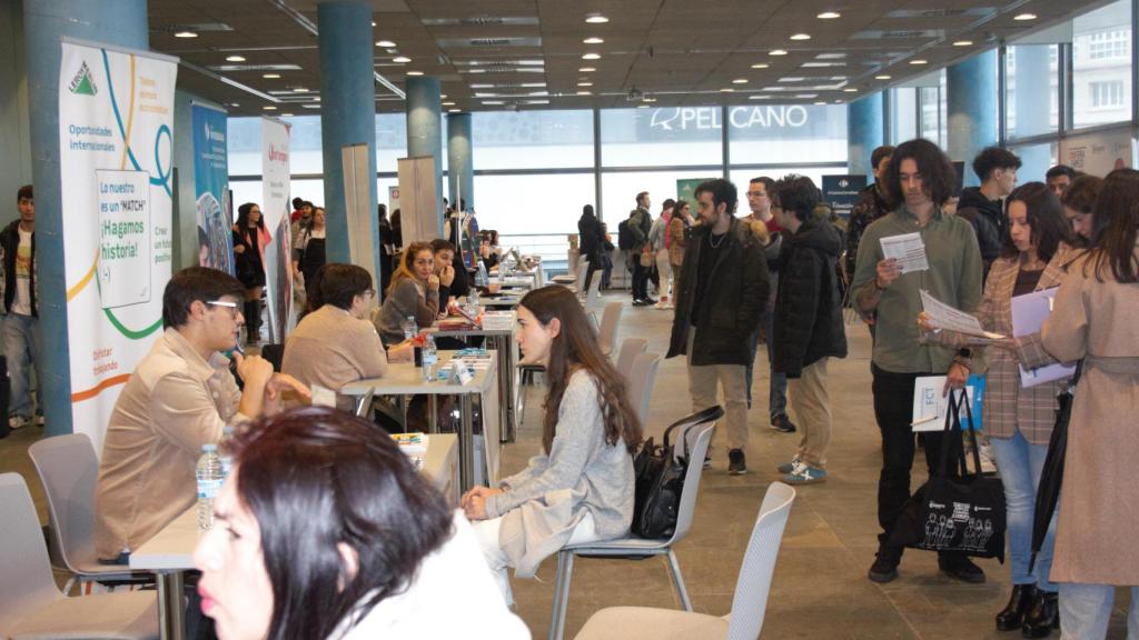 Jóvenes en la feria de empleo de la Cámara de A Coruña.