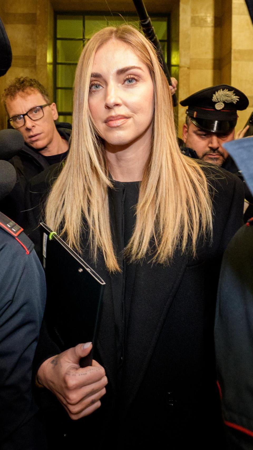 Chiara, saliendo de la corte de Milán.