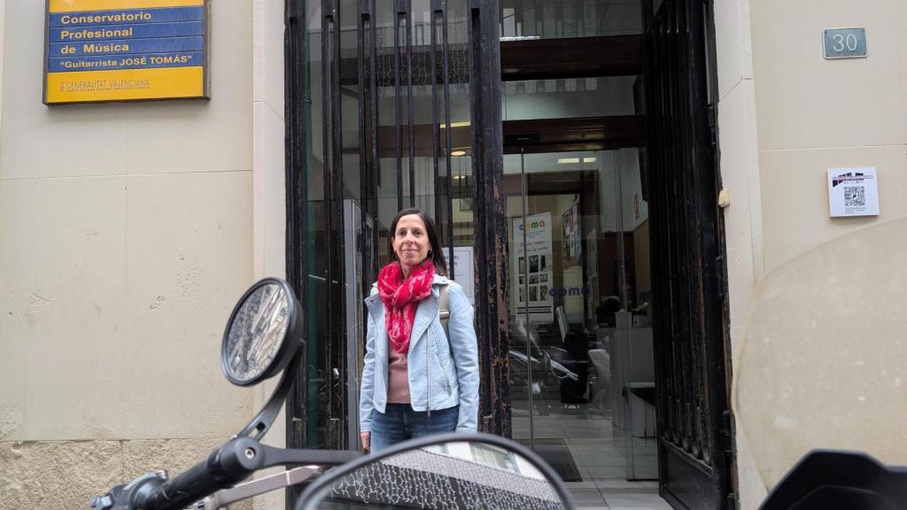 Isabel Díaz, presidenta del AMPA, frente a la entrada del Conservatorio, obstaculizada por el aparcamiento de motos.