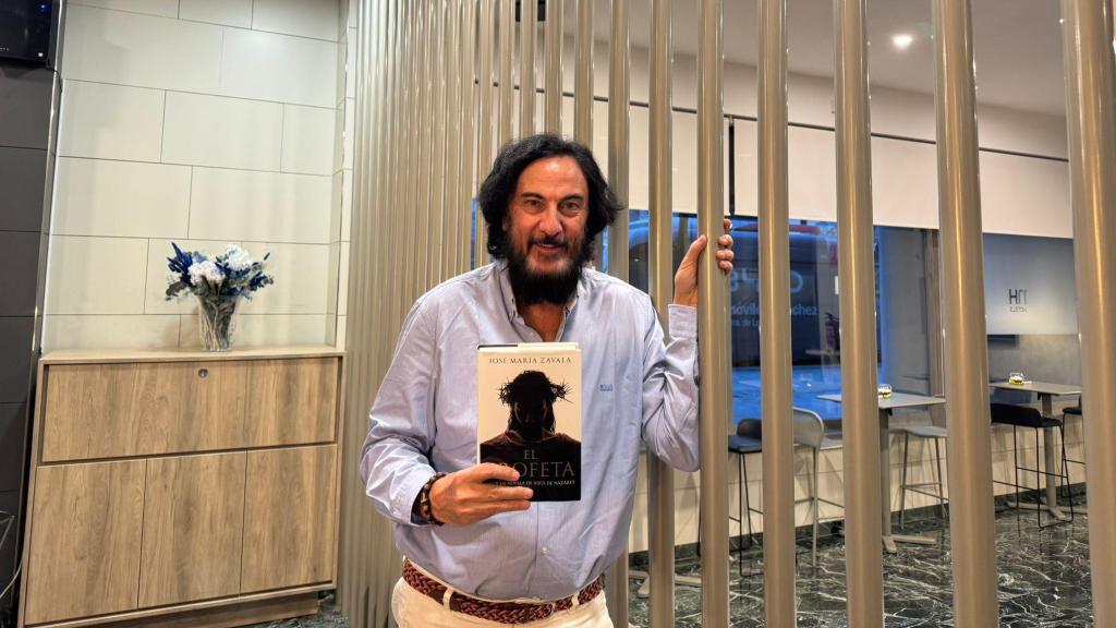 José María Zavala con su libro El Profeta, en Zaragoza.